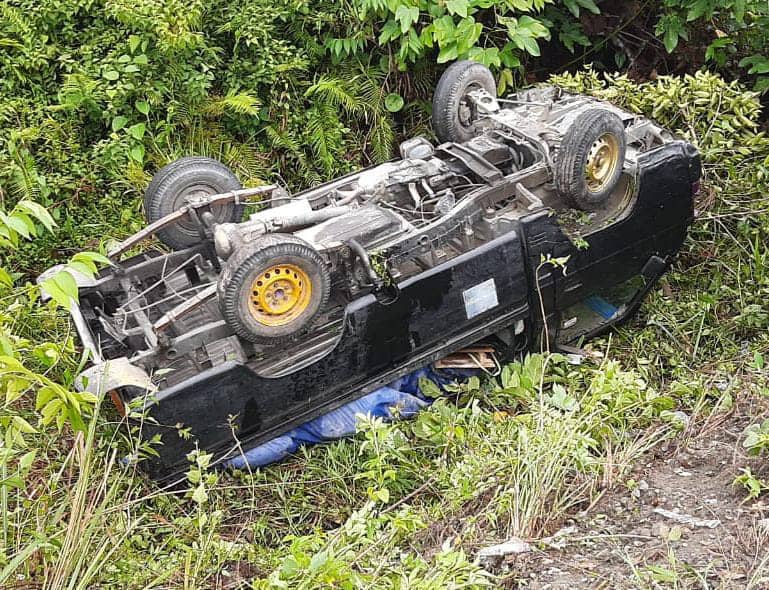 Mobil pickup terbalik di parit.