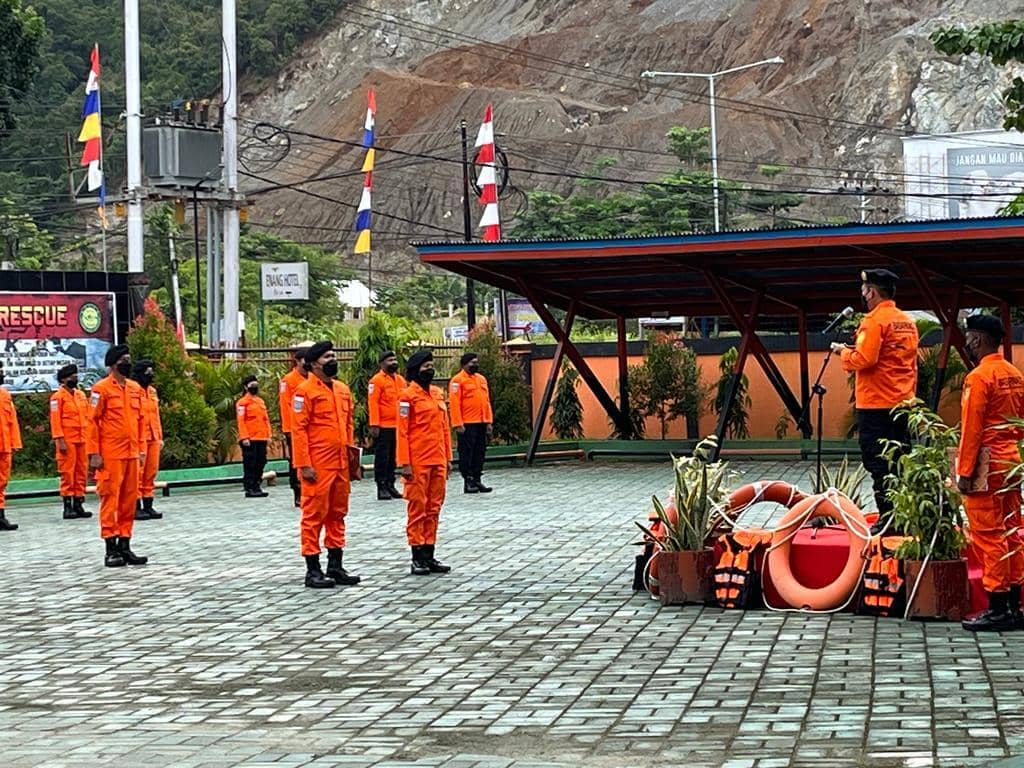 Personel SAR Jayapura saat mengikuti upacara di Kantor SAR Jayapura.