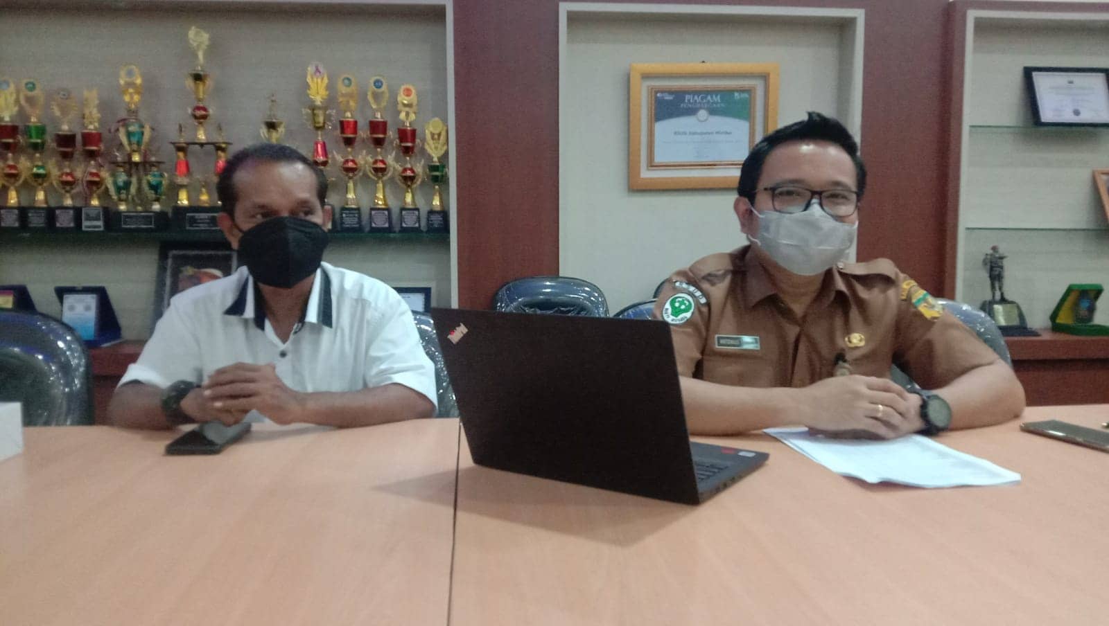 Direktur RSUD Mimika, dr Antonius Pasulu (kanan) dan Humas Lucky Mahakena (kiri).