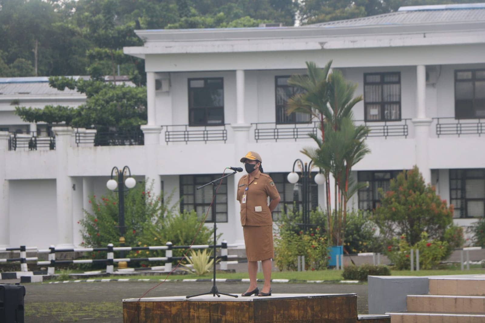 Hendritte Tandiyono saat memimpin apel pagi.