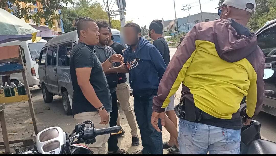 Polisi saat mengamankan pelaku dan barang bukti