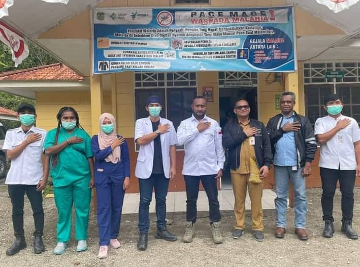 Anggota Komisi I DPR RI Yan P Mandenas didampingi Sekda Kabupaten Mimika, Michael R Gomar dan Vice President Community Relations PT Freeport Indonesia Engel Enoch saat berkunjung ke Puskesmas Banti.