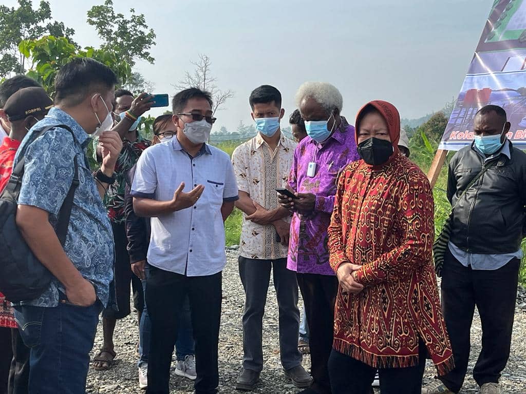 Mensos saat meninjau pembangunan 76 hunian di Doyo Baru