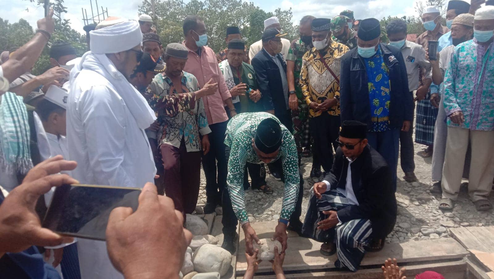 Wabup John Rettob sedang melakukan peletakan batu pertama pembangunan Masjid Al Ikhlas.