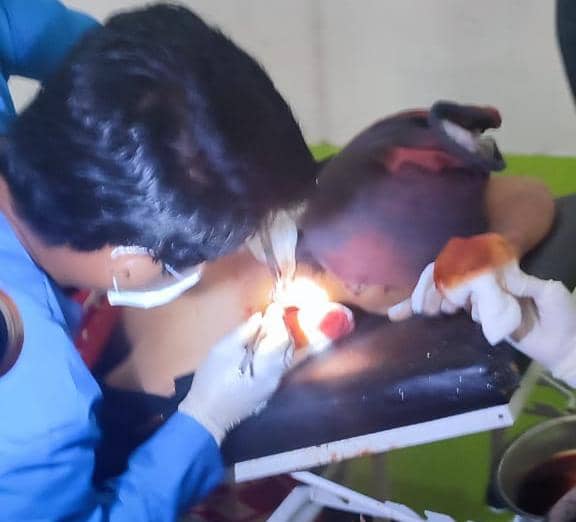 Korban saat dijahit petugas medis