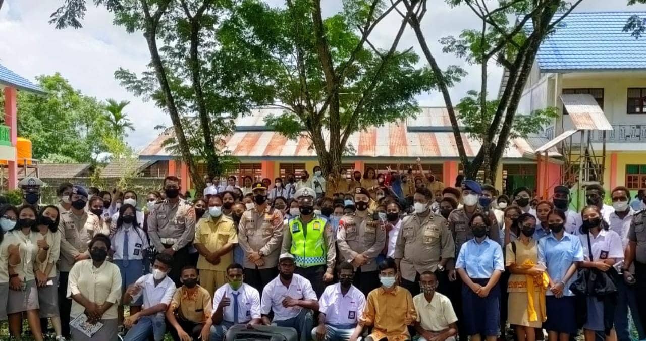 Kegiatan sosialisasi di SMK Tunas Bangsa Timika.