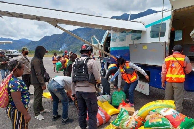 Kegiatan pengamanan yang dilakukan TNI-Polri di bandara Bilorai, Kabupaten Intan Jaya, Papua.