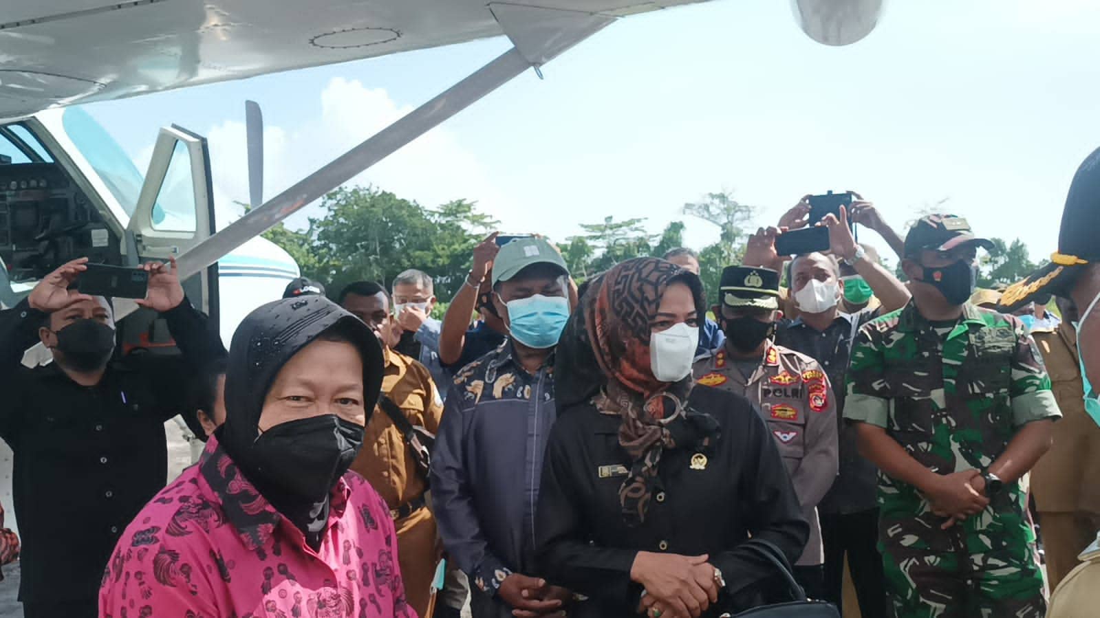 Foto:HSB Mensos RI, Tri Rismaharini saat tiba di Kabupaten Sarmi.