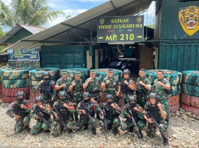 Foto: Istimewa Pangkogabwilhan III, Letjen TNI I Nyoman Cantiasa saat mengunjungi Pos Yonif 315/Garuda di Mile 20 Timika.