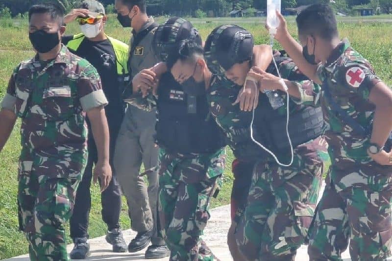 Prajurit Marinir yang terluka saat penyerangan KKB di Pos Satgas Mupe di Kwareh Bawah, Kenyam, Kabupaten Nduga, dievakuasi ke Timika, Ahad (27/3).