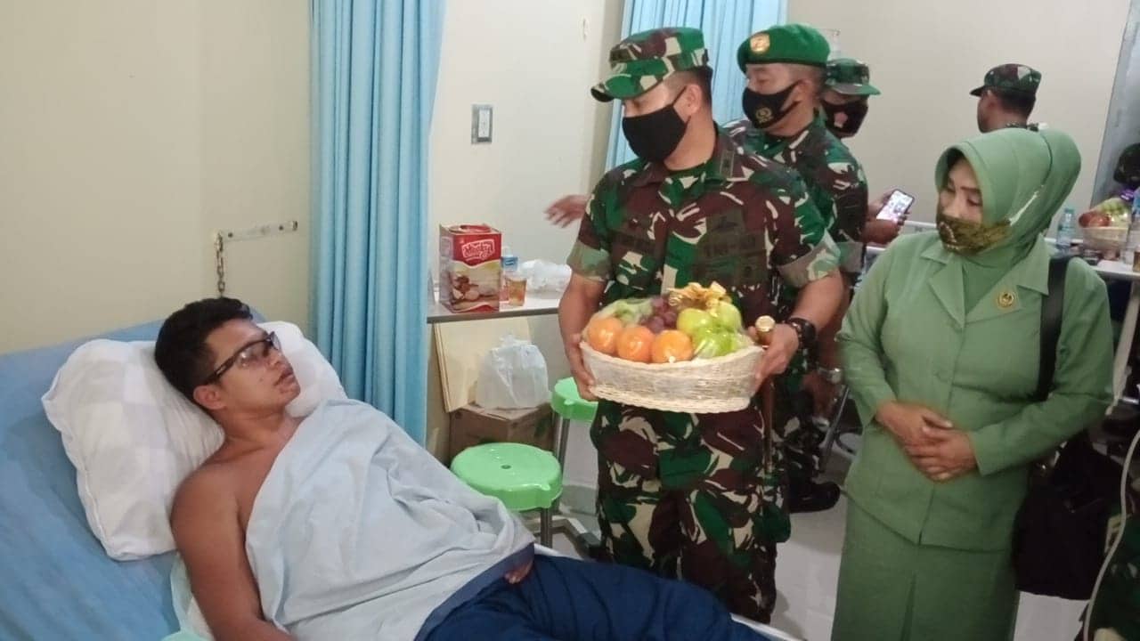 Ilustrasi berita Mimika: Prajurit TNI dan Pengurus Persit Kodim 1710 Mimika Jenguk Korban Teroris KKB Papua, Lantamal X Gelar Sholat Ghoib
