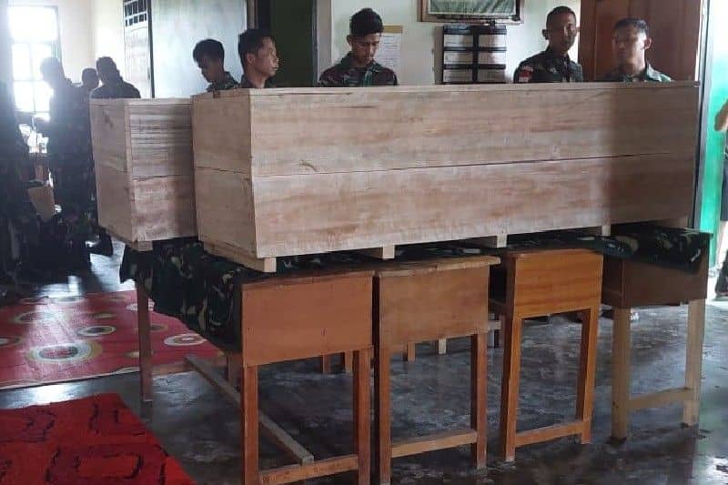 Jenazah Sersan Satu Eka Andriyanto, anggota Pos Ramil Elelim beserta istri, Sri Lestari, disemayamkan dalam peti jenazah.