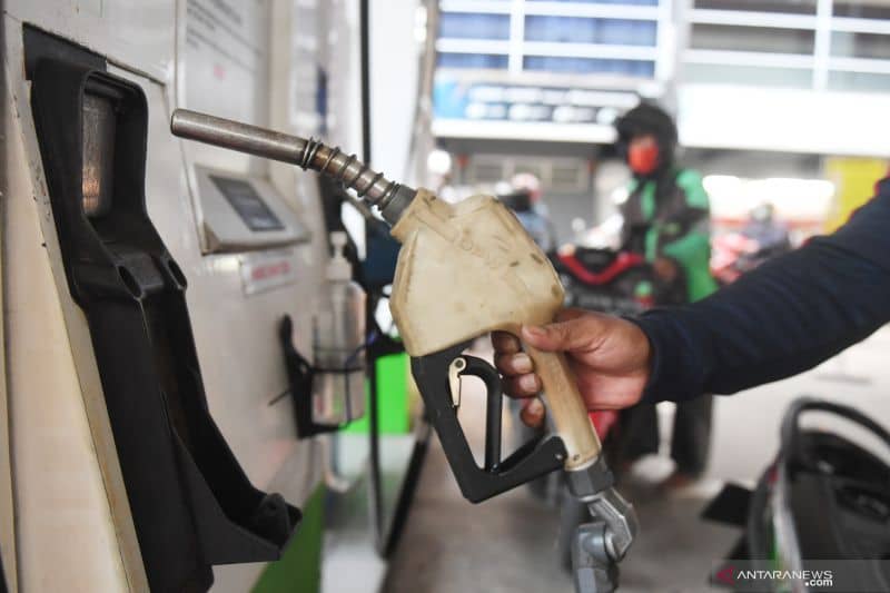 Pengendara motor mengisi BBM jenis Pertalite