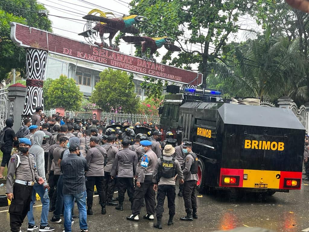 Ilustrasi berita Nasional: Demo Tolak DOB di Jayapura Ricuh, Mobil Rusak Dilempar Batu, Satu Anggota Polresta Dikeroyok