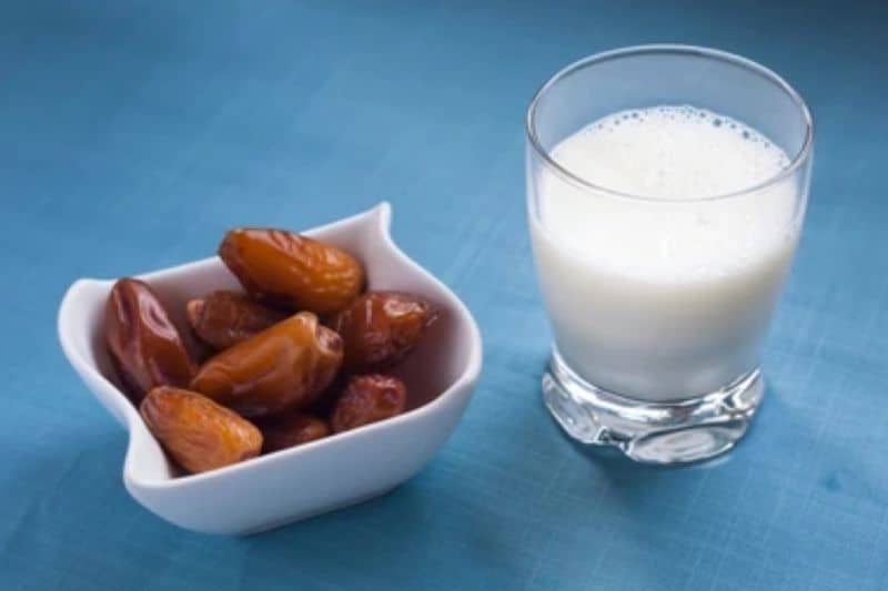 Ilustrasi kurma dan susu.
