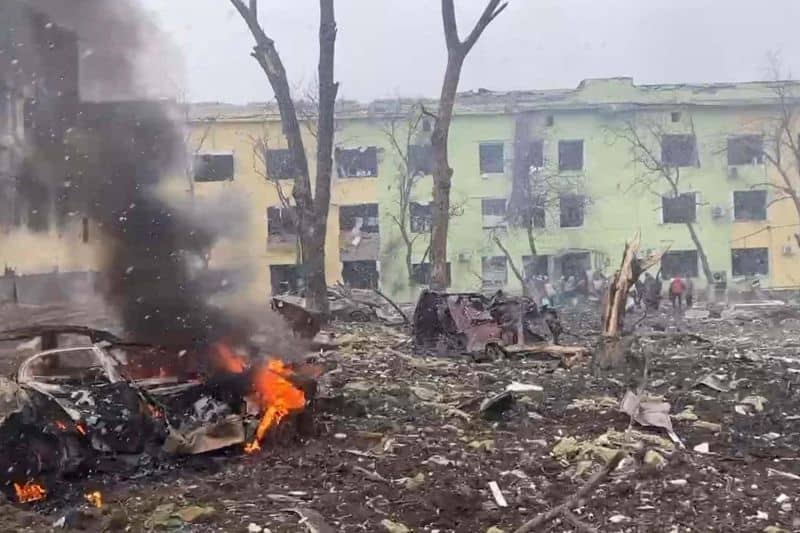 Pemandangan menunjukkan mobil dan bangunan rumah sakit yang hancur akibat serangan udara di tengah invasi Rusia ke Ukraina, di Mariupol, Ukraina
