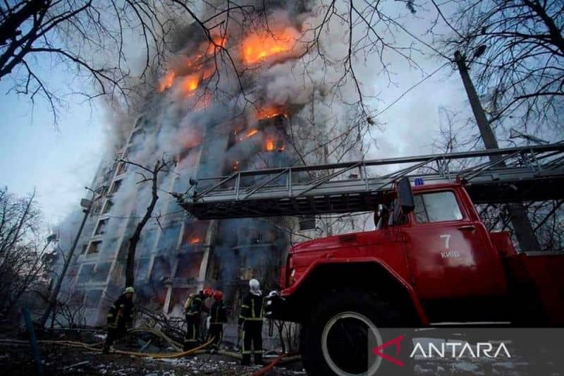 Tim penyelamat bekerja di depan bangunan apartemen yang rusak akibat serangan Rusia di Kiev, Ukraina