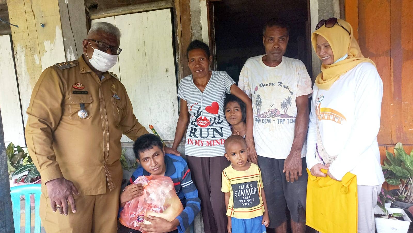 Wabup John Rettob saat berkunjung ke rumah Ny Paula di Jalan Samratulangi Timika.