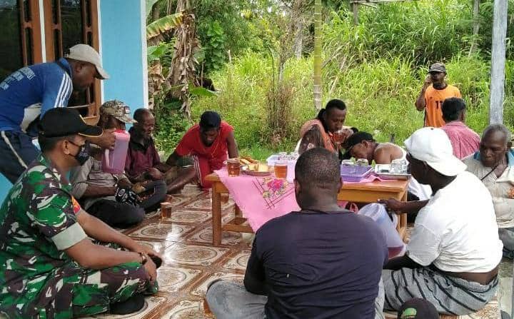 Babinsa Yapen saat memberikan himbauan pada masyarakat