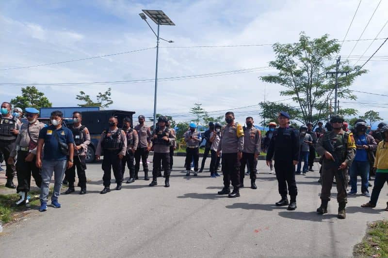 Ilustrasi berita Mimika: Sebelum Dibubarkan Polisi, Massa Pendemo di Timika Tuntut 3 Point, Tolak DOB dan Otsus Minta Referendum