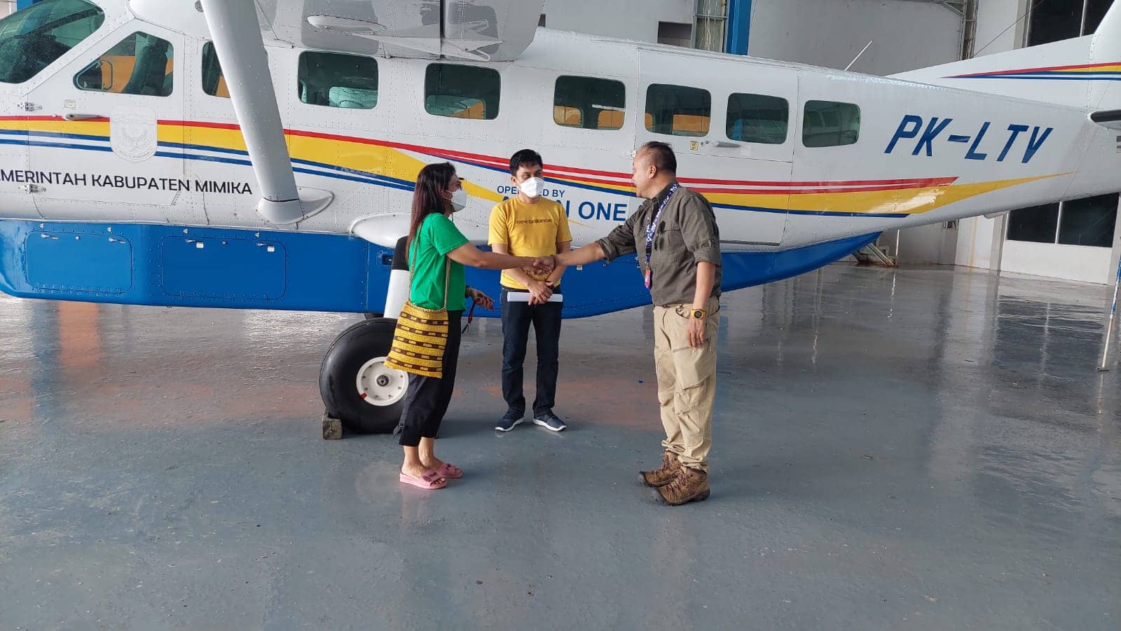 Penyerahan kembali pesawat milik Pemda Mimika dari PT Asian One Air
