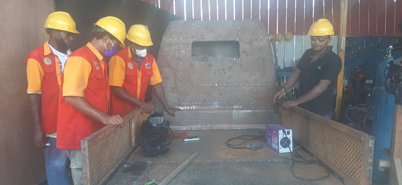 Siswa BLK Merah Putih Kampung Nawaripi sedang mengikuti ujian kompetensi.