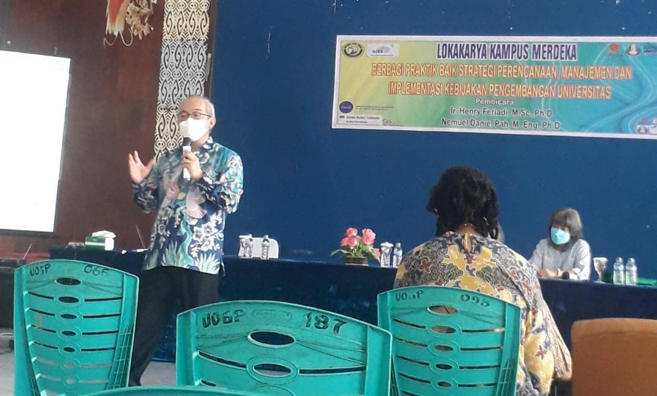 Rektor UKDW Yogyakarta saat menyampiakan materi visioning dan strategi pengembangan Universitas di GS UOGP Jayapura belum lama ini.