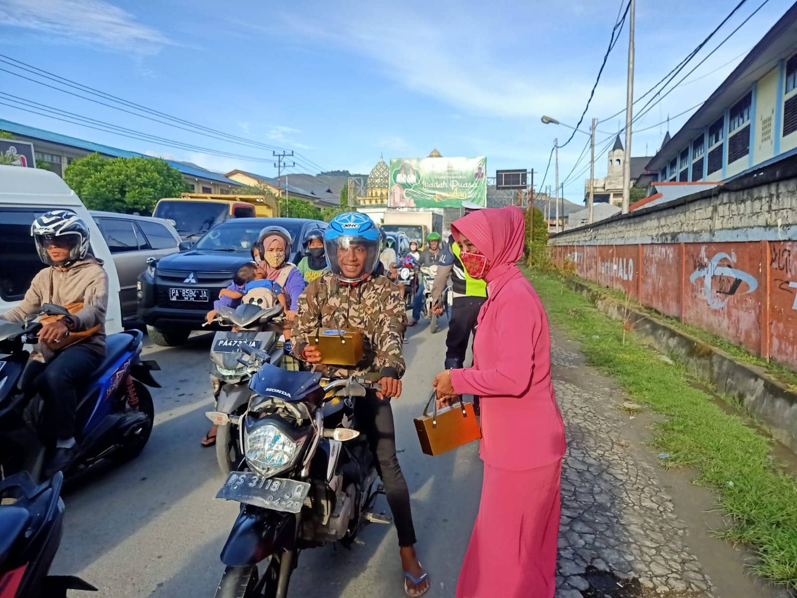 Ibu Bhayangkari saat membagikan takjil pada Pengendara