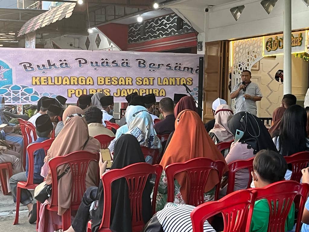 Kasat Lantas Jayapura Iptu Baharudin Buton saat memberikan arahan di depan santri