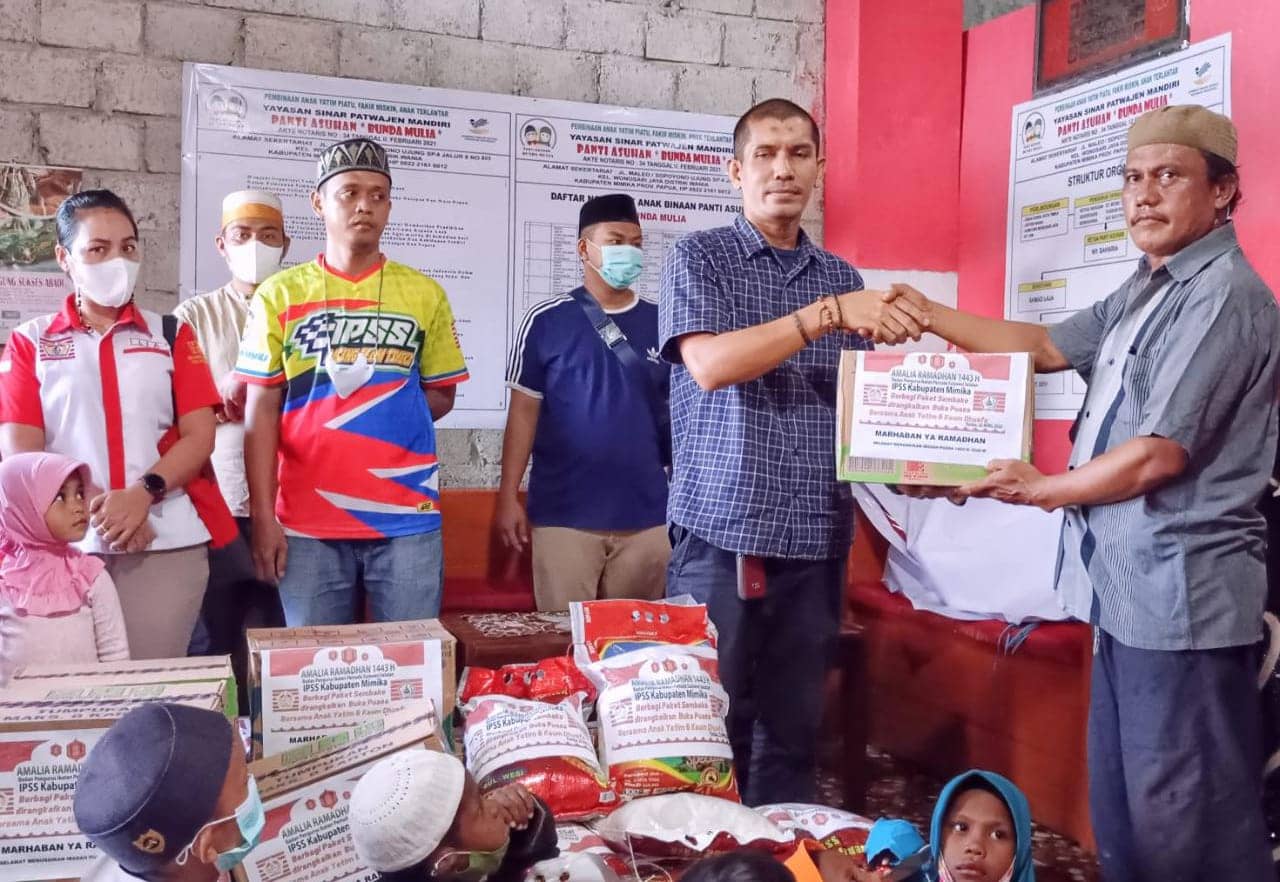 Penyerahan bantuan bama dari IPSS Mimika.