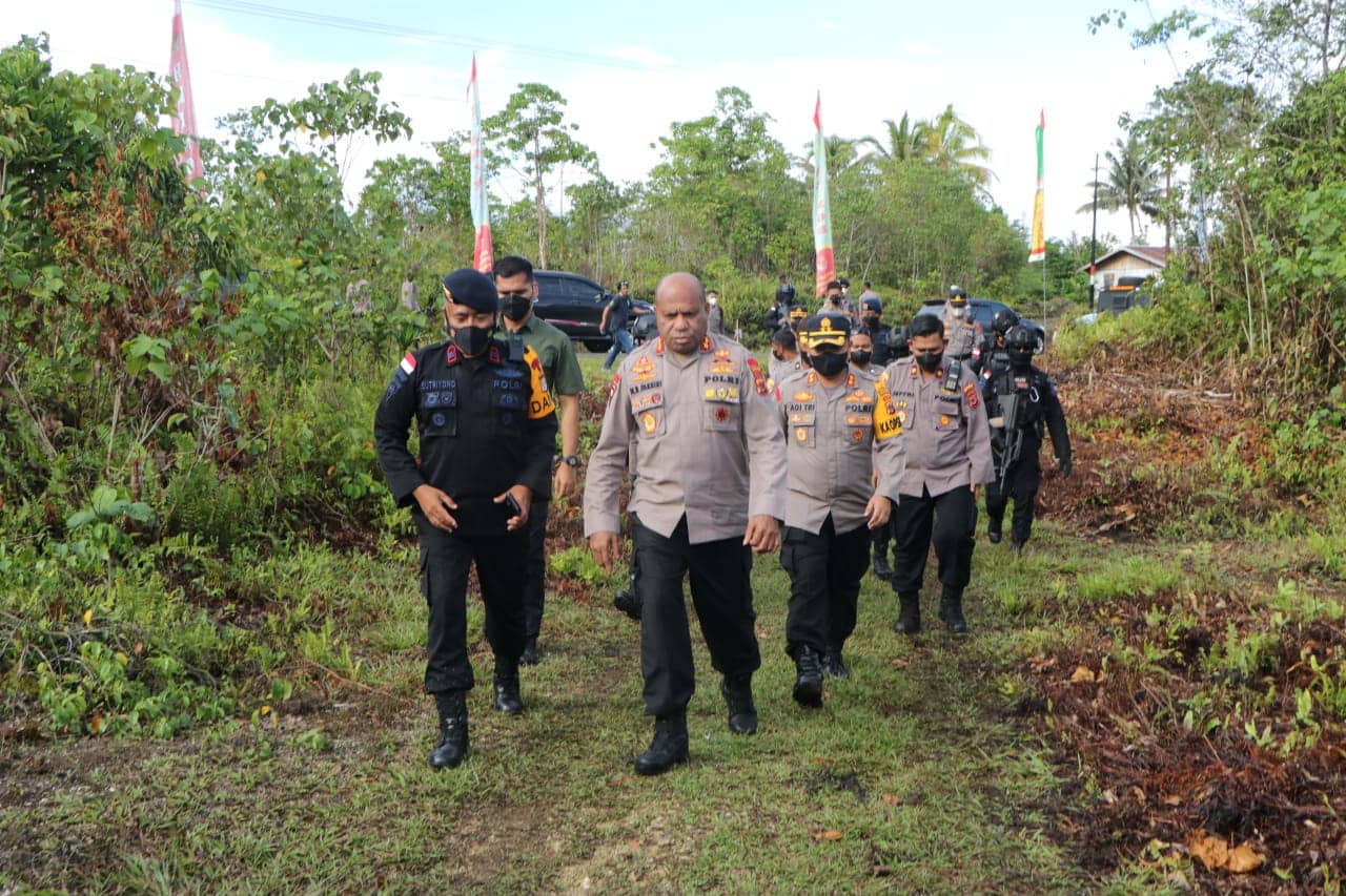 Kapolda Papua Irjen Pol. Mathius D. Fakhiri, didampingi pejabat utama Polda Papua meninjau langsung pembangunan Mako Brimob Kompi II Batalyon C Nabire