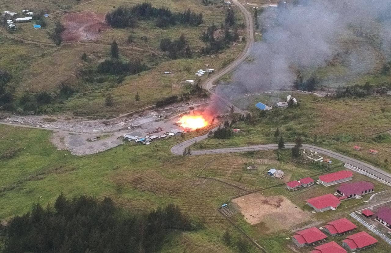 Ilustrasi berita Papua: KKB Pimpinan Luki Murib Berulah di Puncak, Bakar Bangunan Milik PT MTT di Distrik Gome