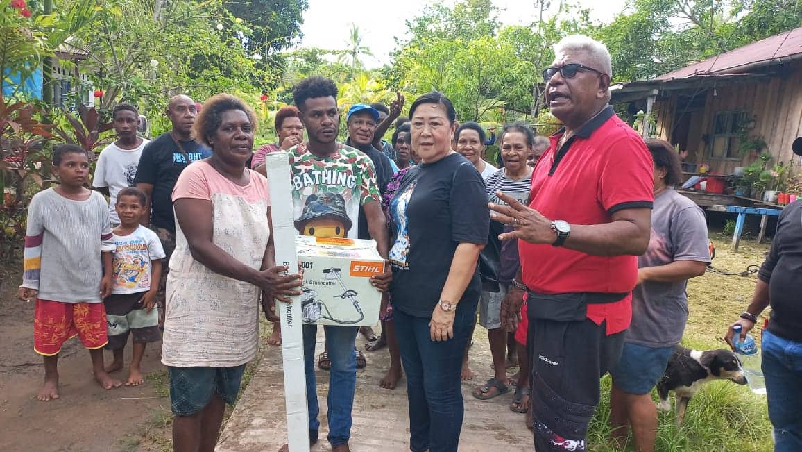Ilustrasi berita Mimika: Bantuan Pribadi, Ibu Suzy Rettob Serahkan Mesin Potong Rumput di Kampung Mimika
