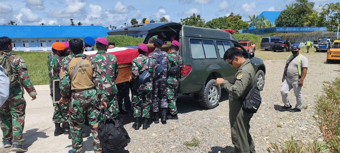Caption,proses evakuasi penembakan anggota TNI
