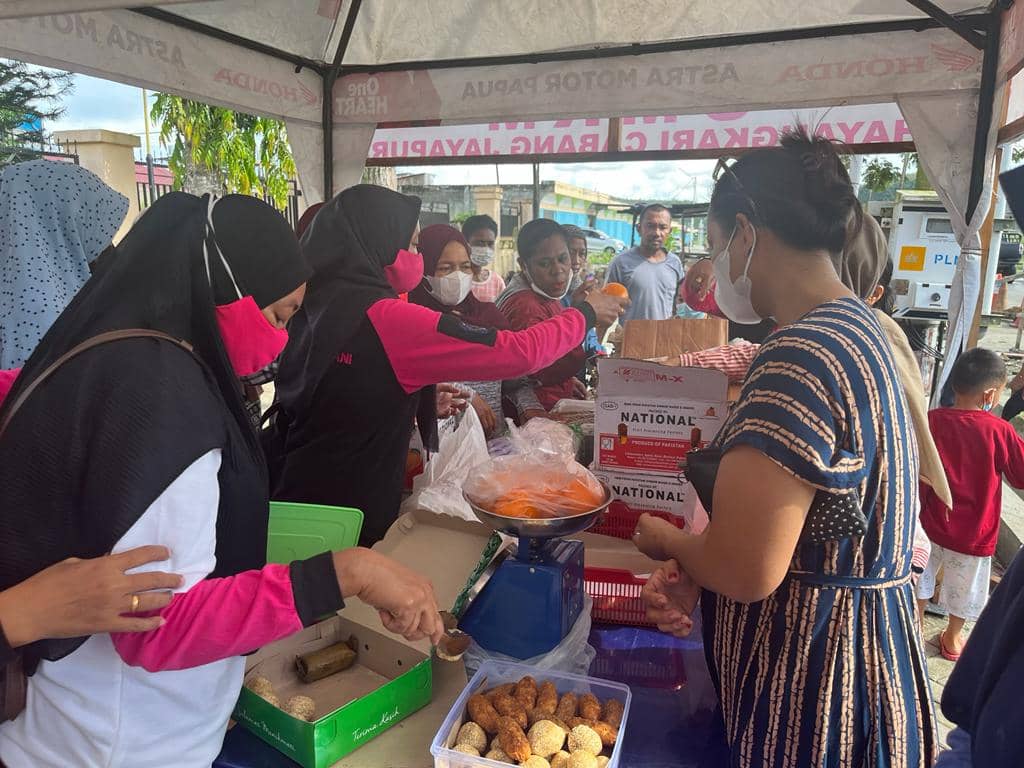 Tampak terlihat ratusan warga mengantri membeli sembako