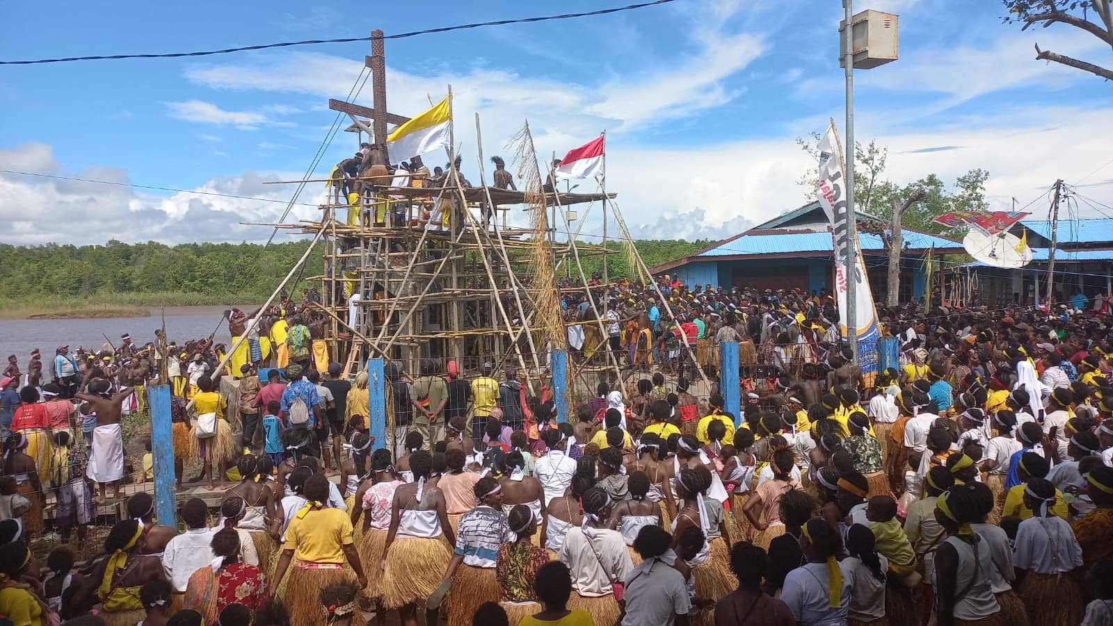 Salib raksasa yang dipasang menghadap Muara Kokonao.
