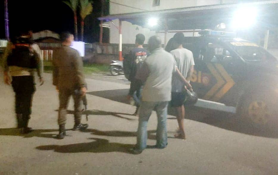 Polisi saat mendatangi TKP di Jalan C Haetubun Timika.