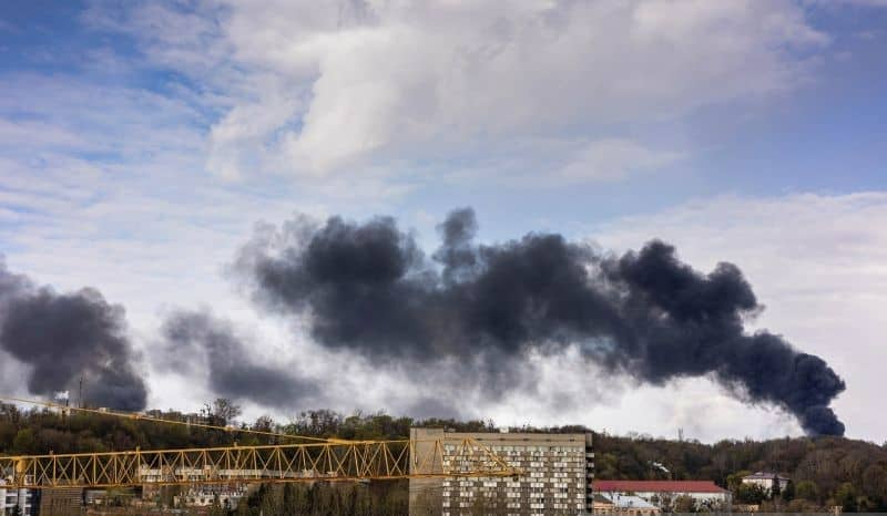 Asap mengepul setelah serangan rudal Rusia di Ukraina berlanjut, di Lviv, Ukraina, Senin (18/4/2022)
