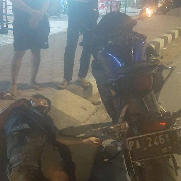 Ilustrasi berita Mimika: Usai Belanja di Kios Bukannya Pulang Rumah Malah Tidur Tergeletak di Trotoar, Ini Kejadian di Timika Bro..