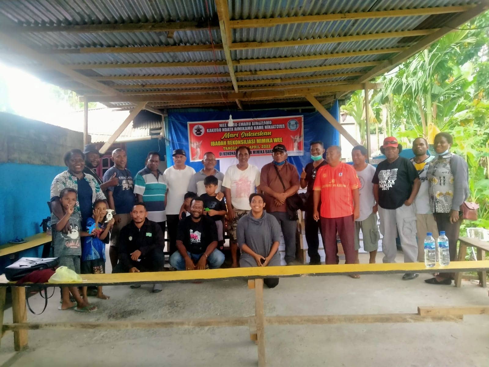 Anak Cucu Perintis foto bersama panitia usai menyerahkan bantuan.