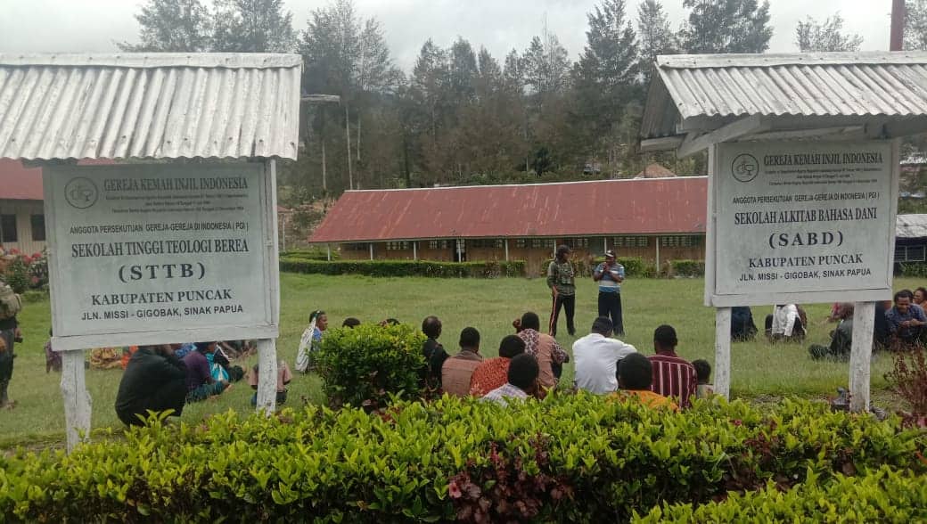 Ilustrasi berita Papua: Ratusan Mahasiswa Sekolah Ilmu Agama di Kabupaten Puncak Deklarasikan Sinak Kota Damai