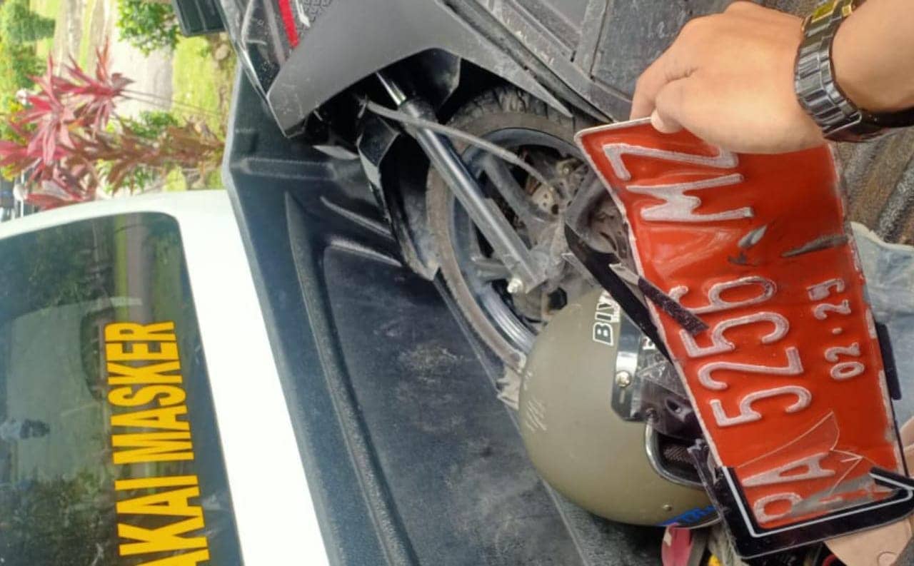 Motor korban dan plat mobil yang diamankan polisi.