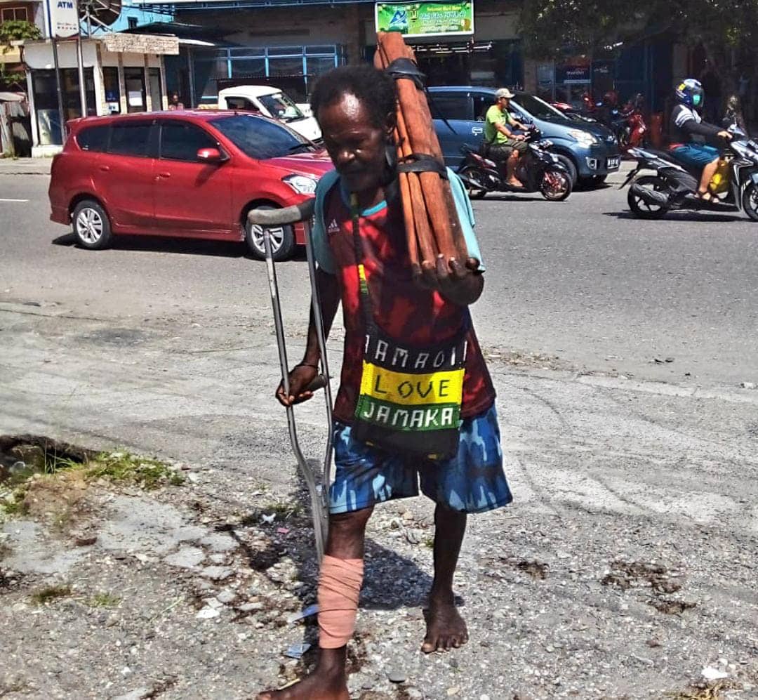 Piter sedang menjajakan kerajinan tangannya.
