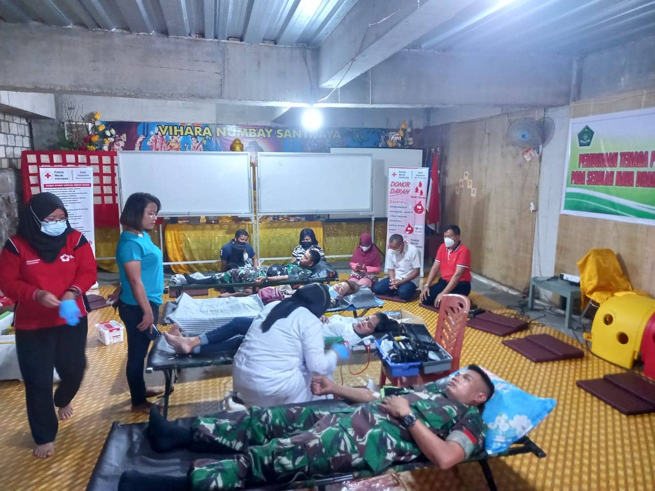 Anggota TNI saat donor darah