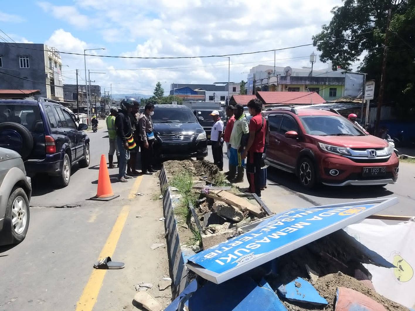 Ilustrasi berita Papua: Mobil Pelat Merah Hantam Pembatas Jalan di Sentani, Sopir Diduga Dipengaruhi Miras