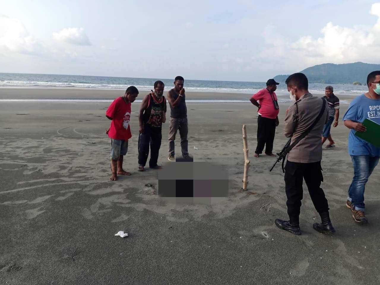 Ilustrasi berita Papua: Dibungkus Kain Hitam, Jazad Bayi Perempuan Ditemukan di Pesisir Pantai Holtekamp, Polisi Lacak Wanita Hamil