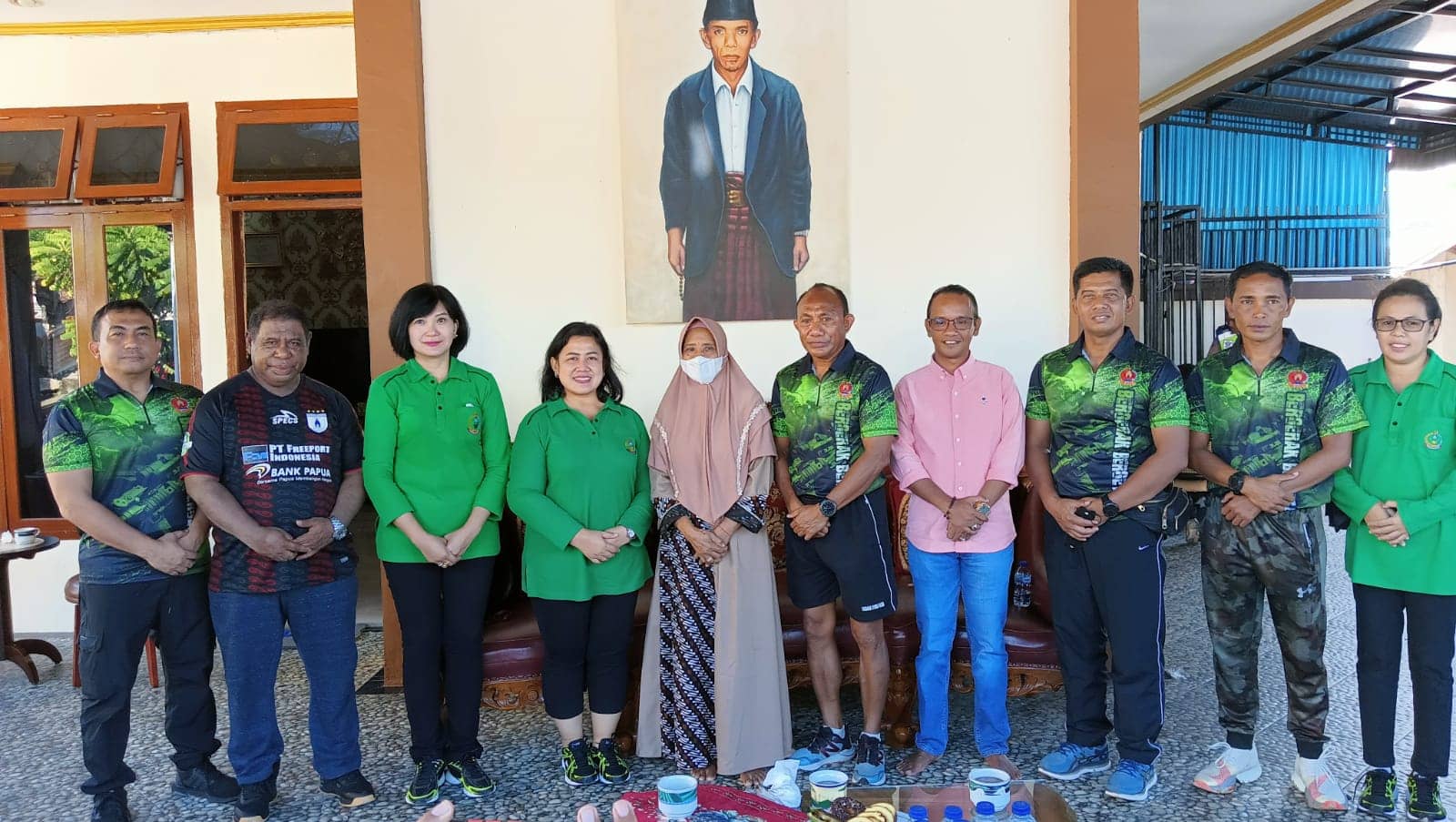 Pangdam XVIII/Kasuari Mayjen TNI Gabriel Lema dan Ibu Bahlil, Hj Wa Nurjani, foto bersama.