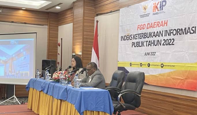 Ketua Komisi Informasi Papua Wilhelmus Pigai bersama Komisioner KI Pusat Rospita Vici Paulyn dan salah satu staf ahli KI Pusat, Fransiskus Surdiasis dalam FGD IKIP Papua tahun 2022 di Hotel Aston, Kota Jayapura, Papua, Selasa, 14 Juni 2022. (Dok KI Papua)