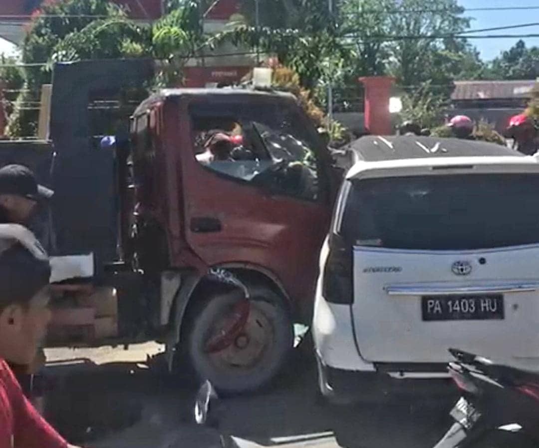 Ilustrasi berita Mimika: Flashnews : Truk Merah Tabrak Avanza Depan SPBU SP 2 Timika, Pintu Samping Ringsek