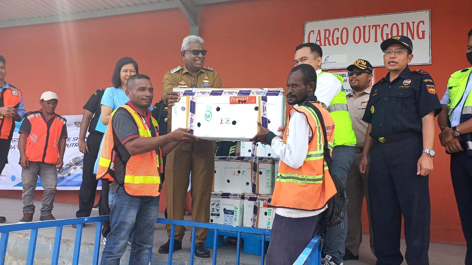 Ilustrasi berita Mimika: Wakil Bupati John Rettob Resmi Lepas Ekspor Perdana 320 Kg Karaka Mimika Menuju Sanghai Cina